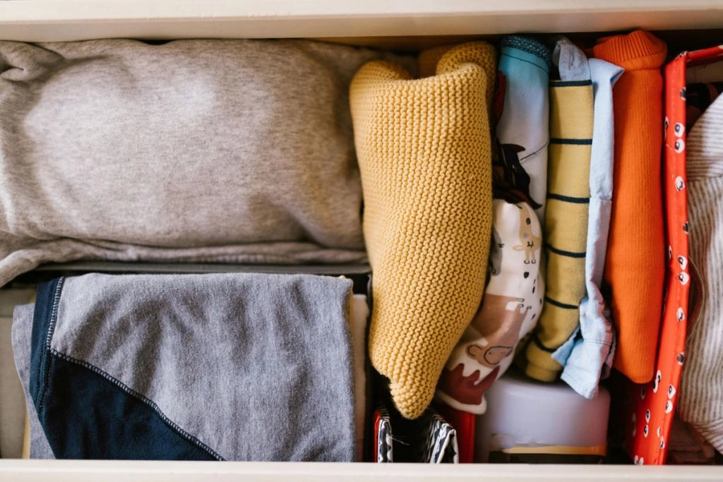 Использование выдвижных ящиков: компактное хранение мелких вещей